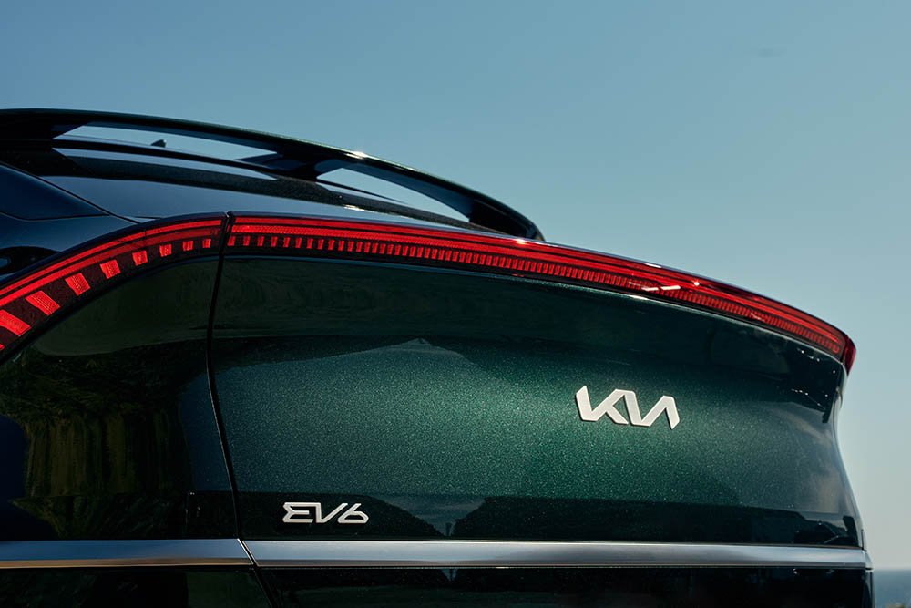 20930_2023_Kia_EV6_North_American_Utility_Vehicle_of_the_Year_Limited_Edition.jpg - 166kW Air 77.4kWh 5dr Auto